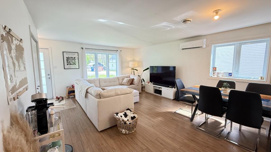 Beau et grand 4 1/2 REZ-DE-CHAUSSÉ, avec cour, stationnement déneigé, THERMOPOMPE NEUVE, aucun chien, chat accepté, ENQUÊTE DE CRÉDIT