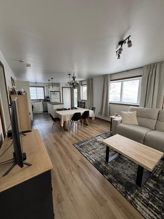 Grand 4 1/2 dans un duplex