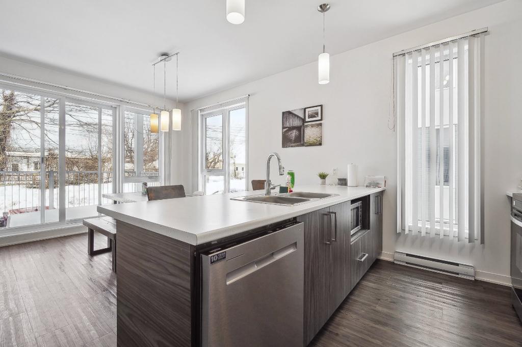 Joliette-Logement 4 1/2 très lumineux et plafond élevé