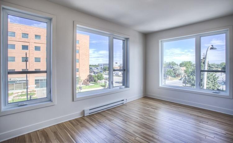 APPARTEMENT 4 1\2 + STATIONNEMENT DÉNEIGÉ + GRAND BALCON