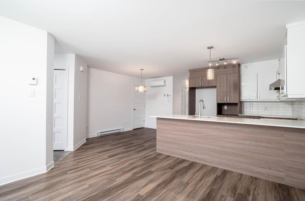 CONDO TRIPLEX 4,5 Dans Un Secteur Recherché de Laval ! (avec stationnement)