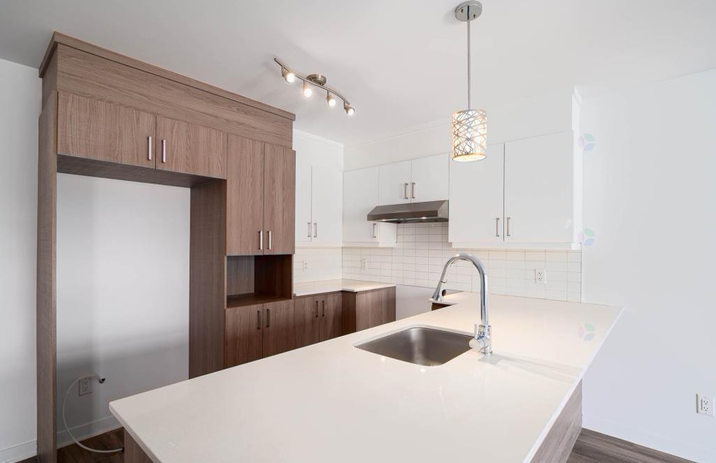 CONDO TRIPLEX 4,5 Dans Un Secteur Recherché de Laval ! (avec stationnement)