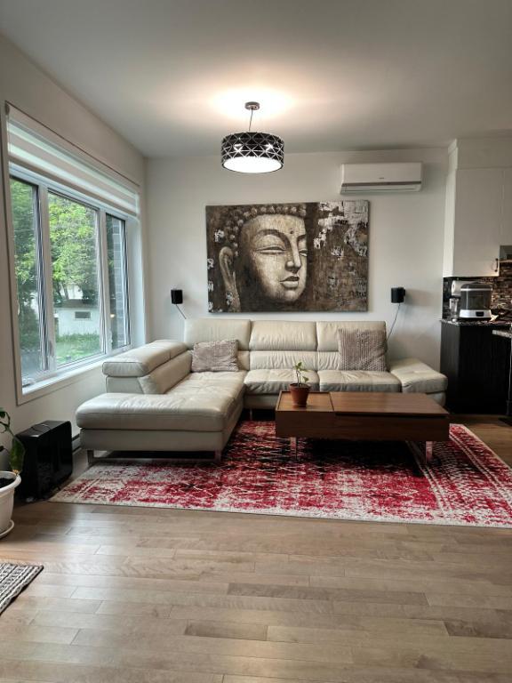 4 Beds 3.5 Baths Semi-detached House