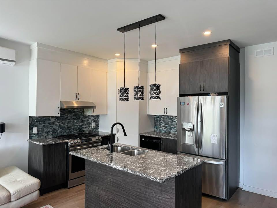 4 Beds 3.5 Baths Semi-detached House