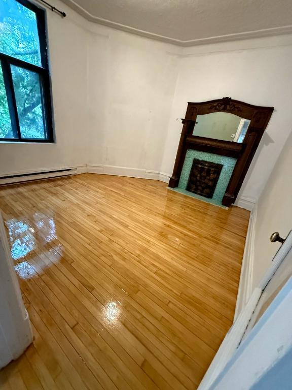 Grand 5 et ½ rénové en plein cœur du Mile End / Large renovated 5 ½ Apartment in the heart of the Mile End
