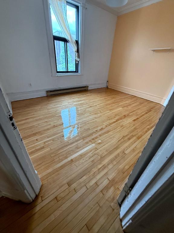 Grand 5 et ½ rénové en plein cœur du Mile End / Large renovated 5 ½ Apartment in the heart of the Mile End