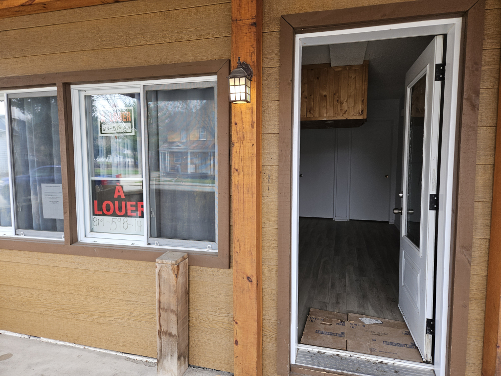 Appartement Vide Et Fraichement Rénové