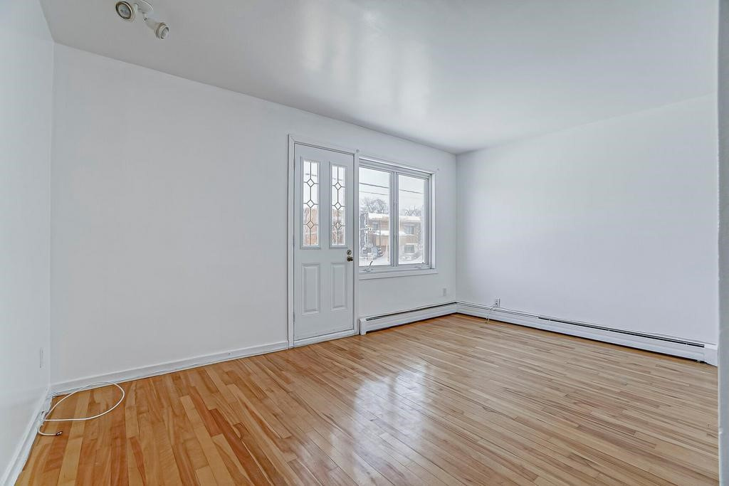 4 1/2 Haut De Triplex 2 Chambre Fermées