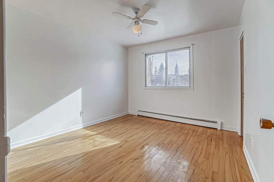 4 1/2 Haut De Triplex 2 Chambre Fermées