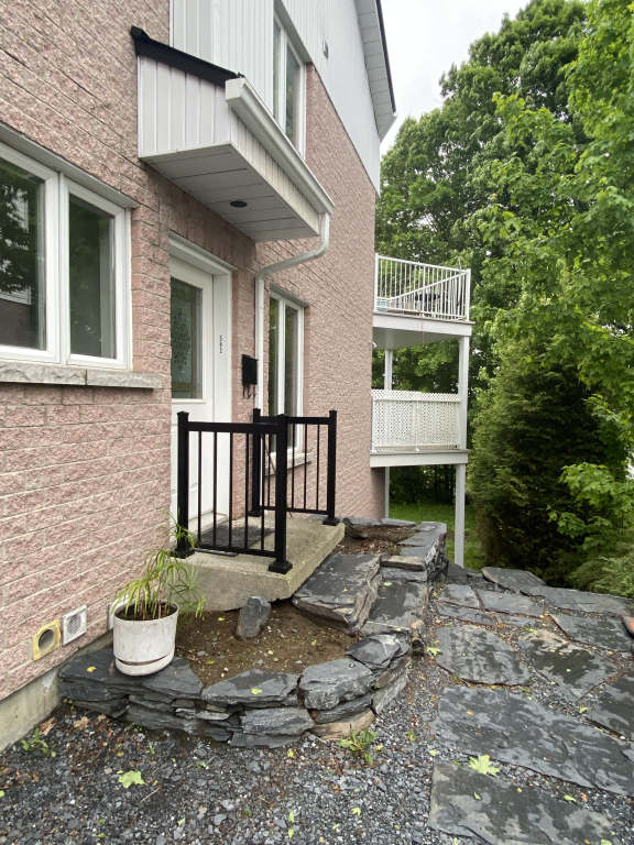 Logement 7 1/2 à Louer: Triplex
