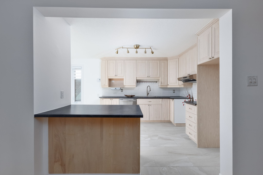 À LOUER- SUPERBE CONDO DE COIN