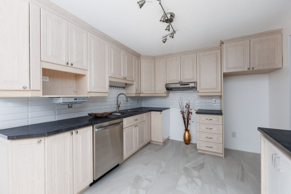 À LOUER- SUPERBE CONDO DE COIN