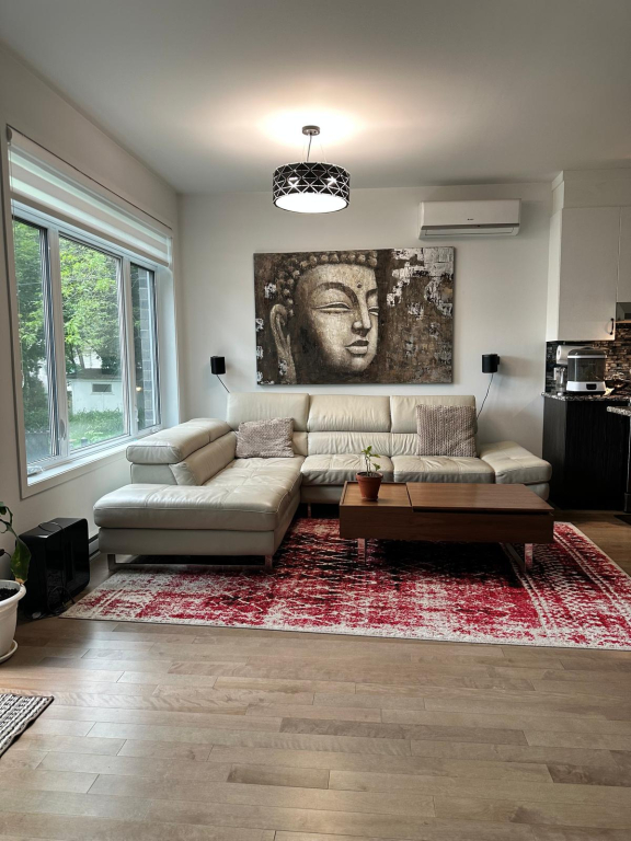 4 Beds 3.5 Baths Semi-detached House