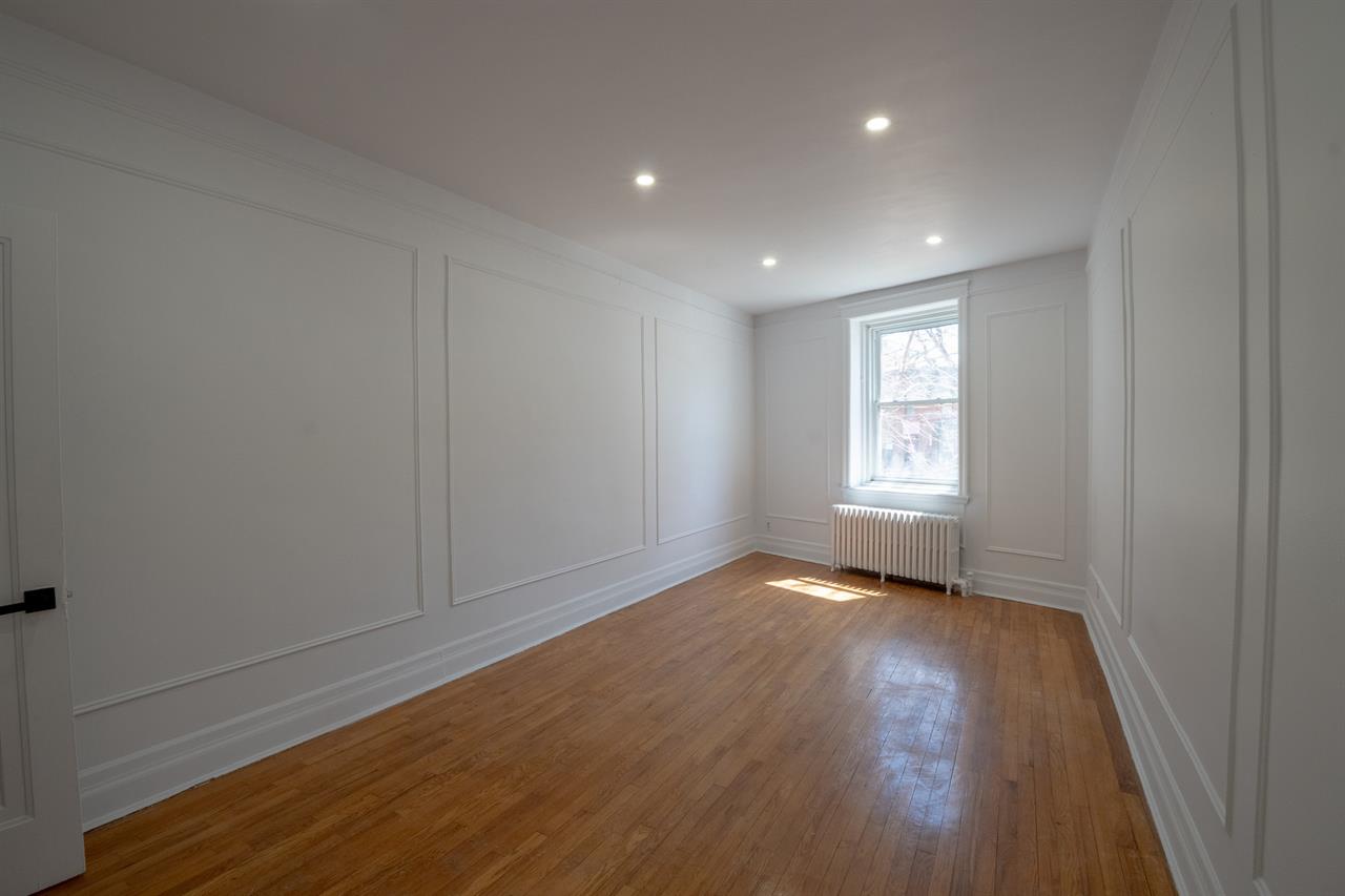 1 Bed, 1 Bath - 6266 Avenue Notre-Dame-de-Grâce, Montréal