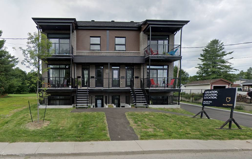 1027 Rue Georges (Buckingham) Magnifique 4 1/2