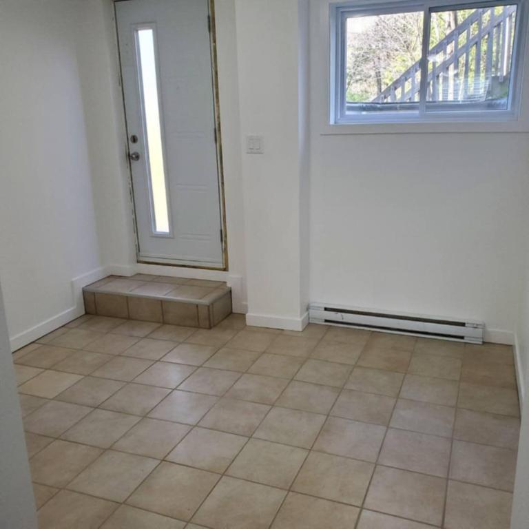 Beau logement 2 chambres à coucher, chauffé et éclairé