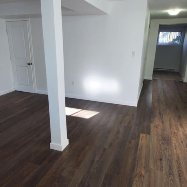 Beau logement 2 chambres à coucher, chauffé et éclairé