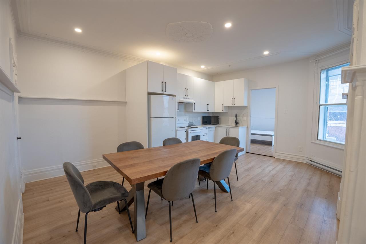 5 Bed, 2 Bath - 252 Avenue Laurier Est, Montréal