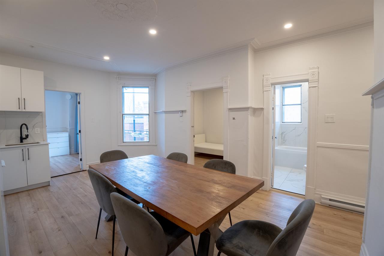 5 Bed, 2 Bath - 252 Avenue Laurier Est, Montréal