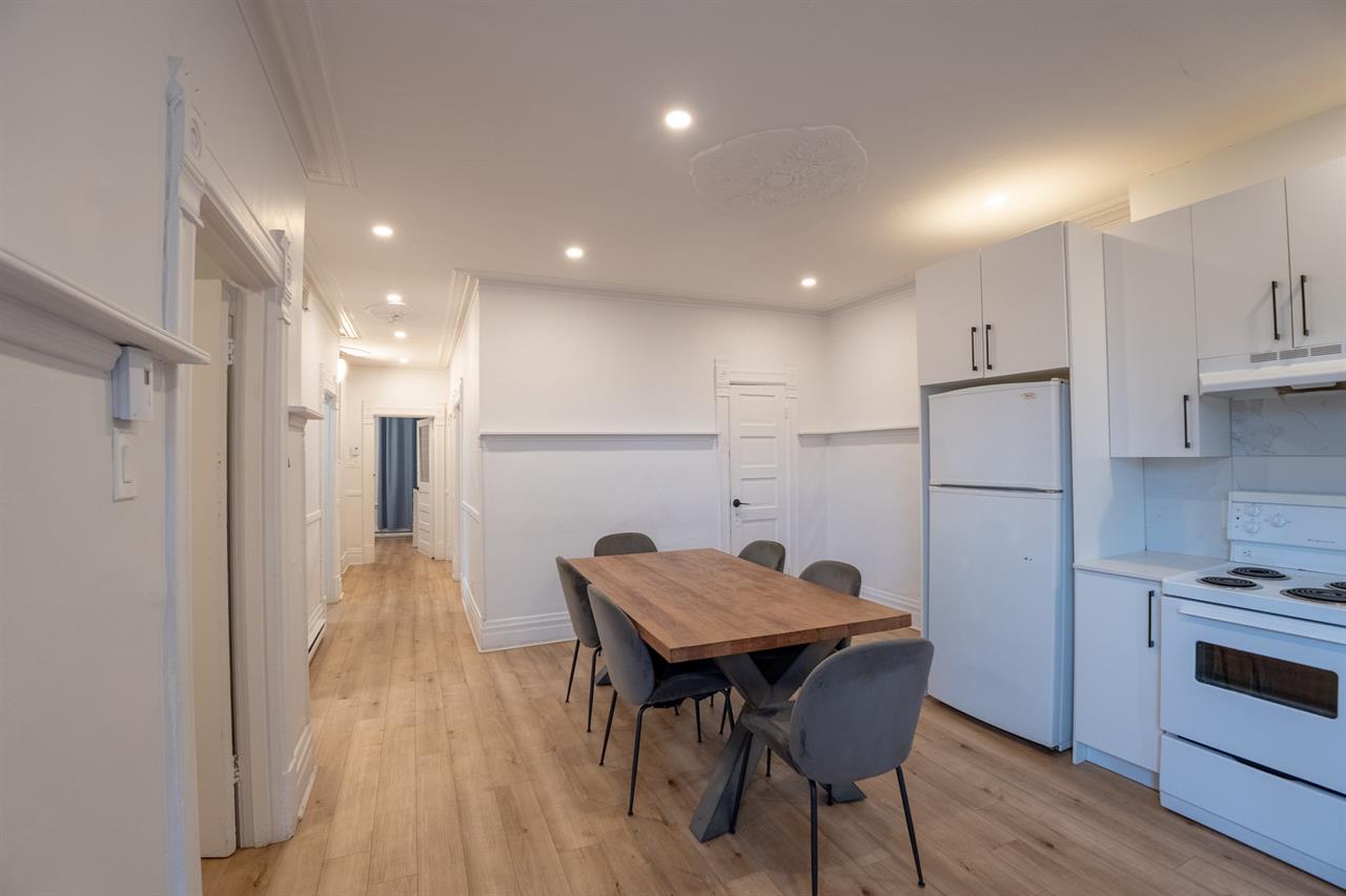 5 Bed, 2 Bath - 252 Avenue Laurier Est, Montréal