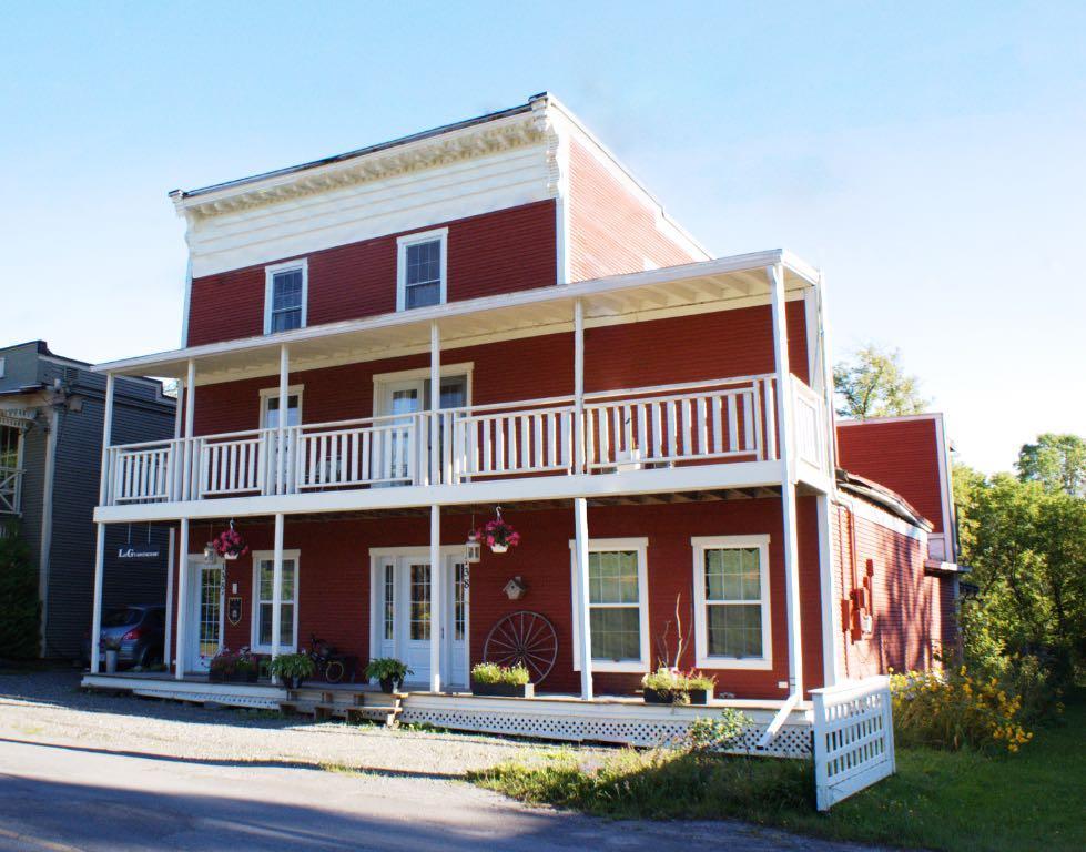 1er JUILLET ! Magnifique 11 ½ à louer à la campagne -location long terme- Foster (Lac-Brome).