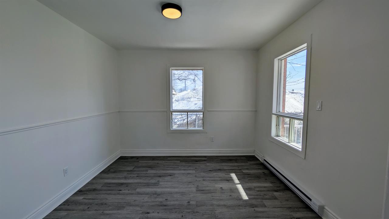 Immeuble - 565 Rue Du Conseil Maison à Louer – 3 Chambres