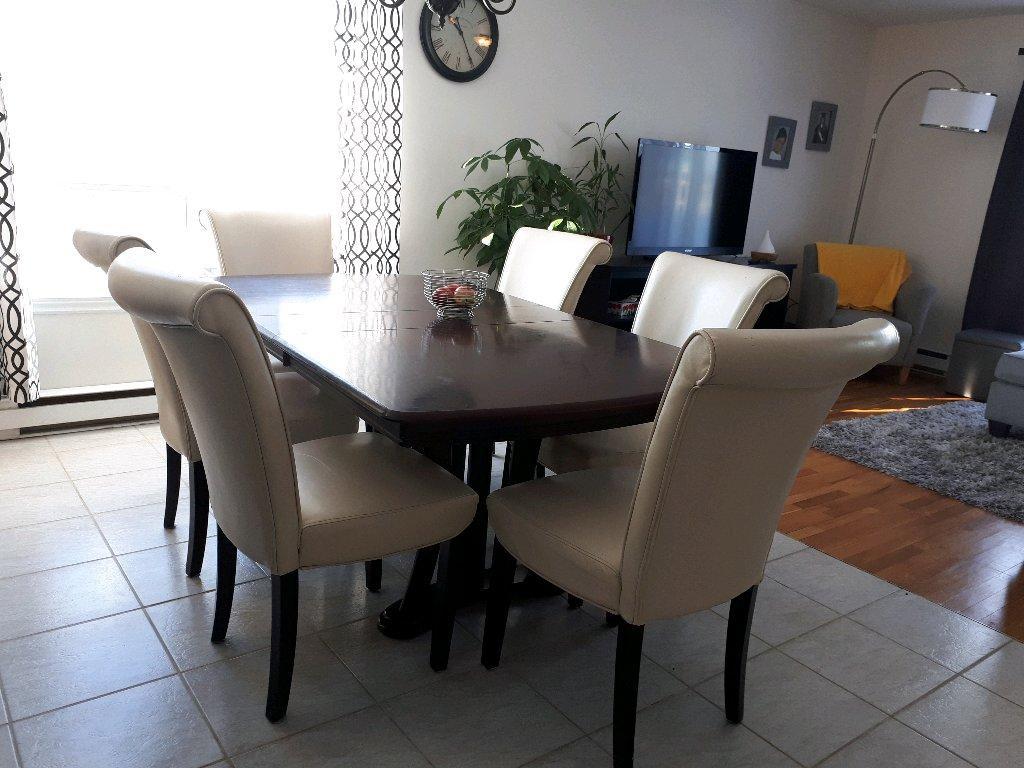 Juillet Logement Grand 6.5 au RDC 3 Chambres dans un Quadruplex