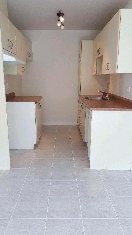 Juillet Logement Grand 6.5 au RDC 3 Chambres dans un Quadruplex
