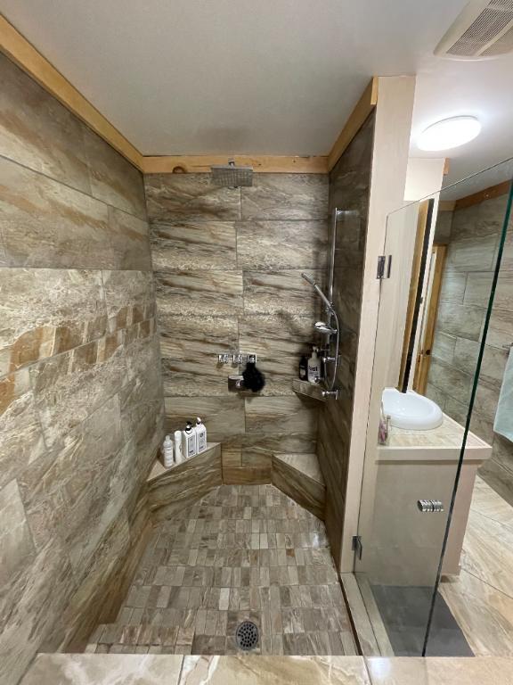 GRAND 5 1/2 à louer à Magog ( Triplex ) Disponible : 1 AOÛT 2025