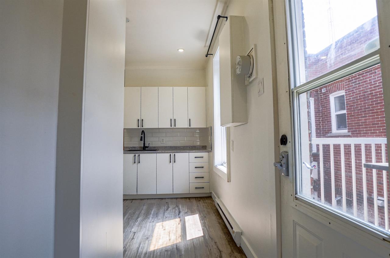 3 Bed, 1 Bath - 2477 Rue Rachel Est, Montréal