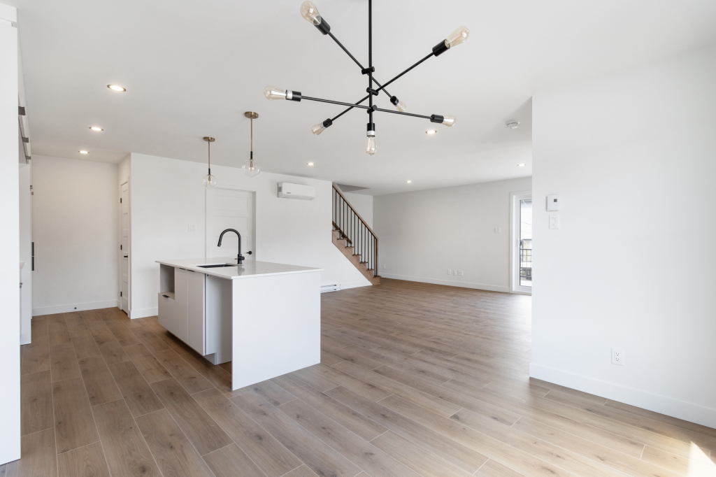 Maison En Rangée Avec Garage à Lévis