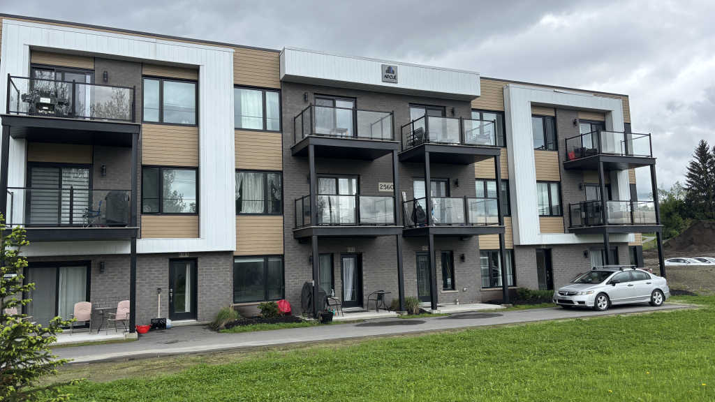 GRAND 3 ½ RÉCENT | FLEURIMONT | JUILLET