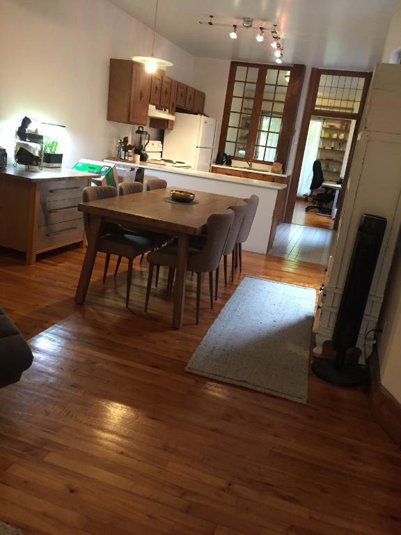 NDG. Metro Vendome.  Marcil.  Superbe. Renove.  1-er juillet  - 2eme etage. Triplex.  Tres grand 1095sf. Lumineux