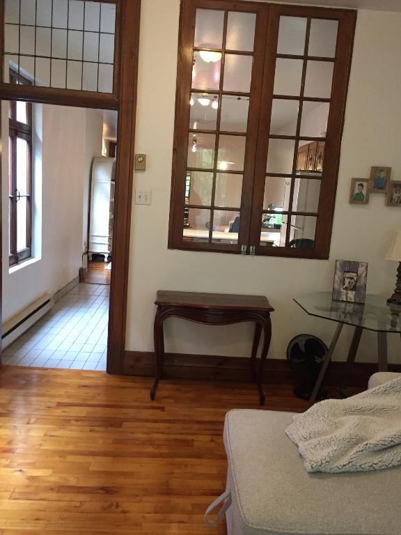 NDG. Metro Vendome.  Marcil.  Superbe. Renove.  1-er juillet  - 2eme etage. Triplex.  Tres grand 1095sf. Lumineux