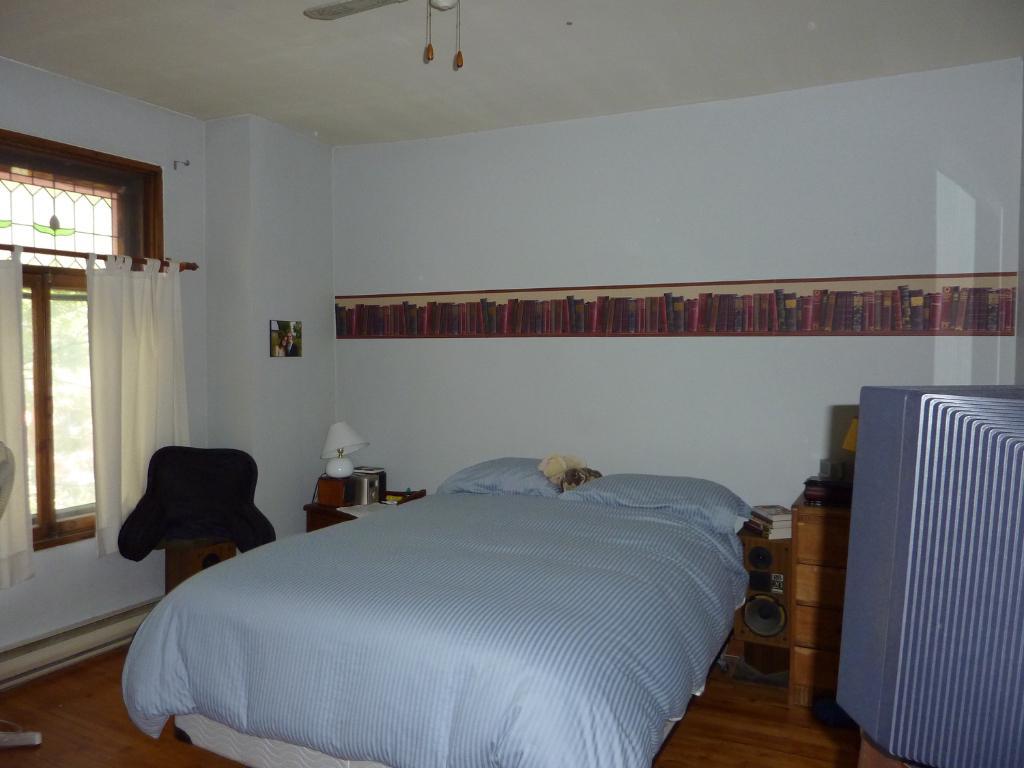 NDG. Metro Vendome.  Marcil.  Superbe. Renove.  1-er juillet  - 2eme etage. Triplex.  Tres grand 1095sf. Lumineux