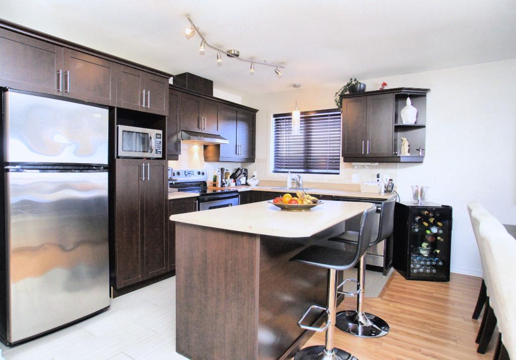 CONDO 4 1/2 A LOUER, LUXUEUX ST HUBERT, LONGUEUIL, 50 ANS ET PLUS TRANQUILLE PRES DE TOUT, JUILLET, TRES GRAND 1250 PC, VIDÉO ++ A VISITER++