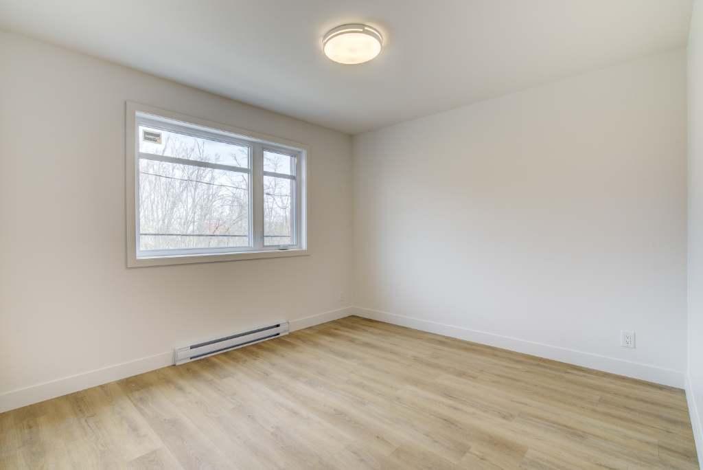 5 1/2 neuf, Les Coteaux, TRIPLEX ! JUIN - JUILLET 2025