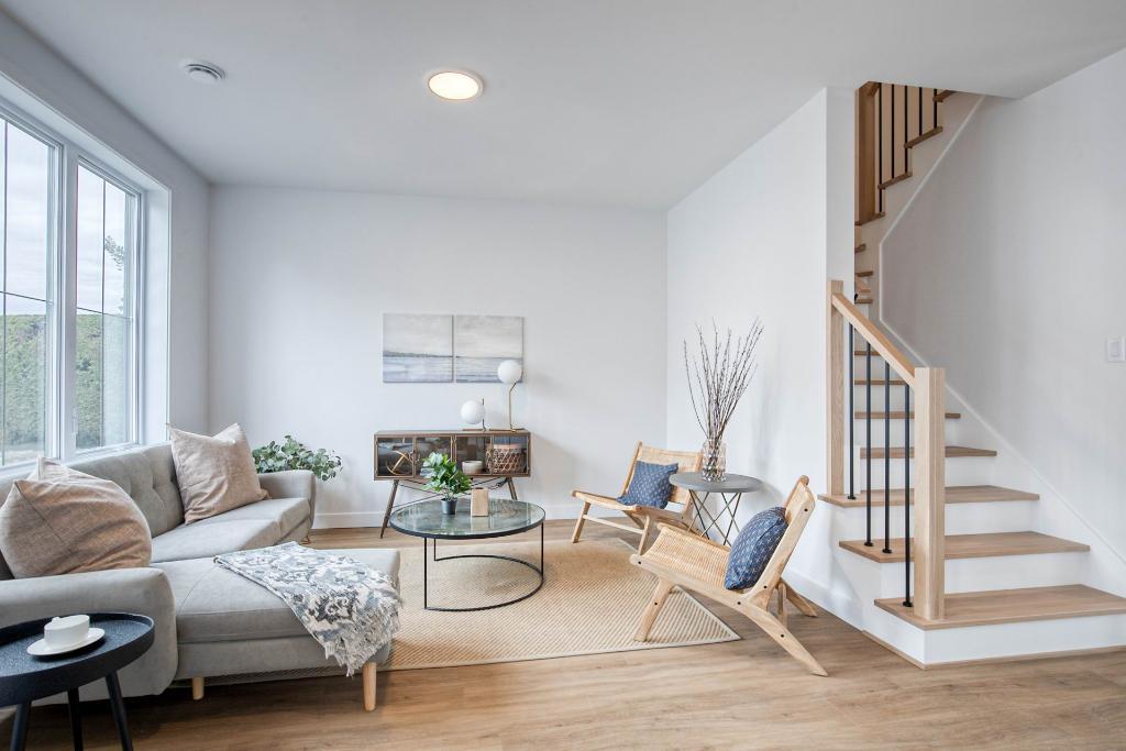 Grand 5 1/2 sur 2 étages, libre 1er juillet - Condo / appartement / logement à louer La Présentation