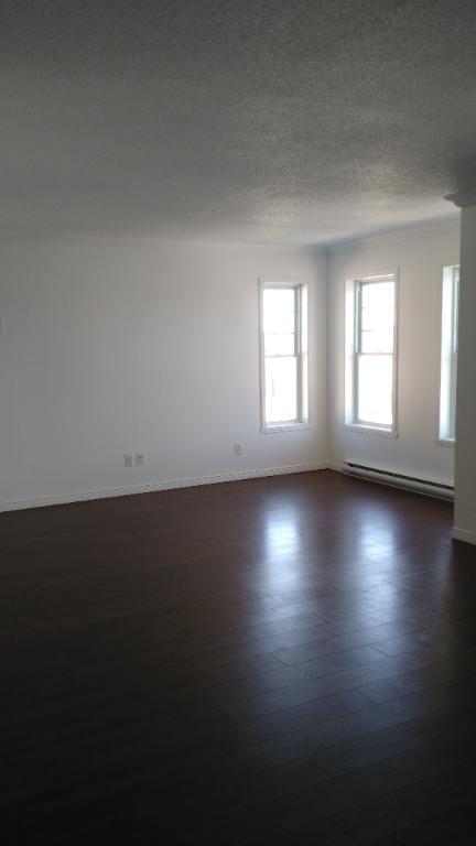 Grand 4-1/2 Style Condo 1200 pieds carré