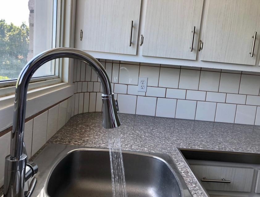 4 1/2 TOUT RÉNOVÉ, CHAUFFAGE ET EAU CHAUDE INCLUS, DISPONIBLE JUILLET