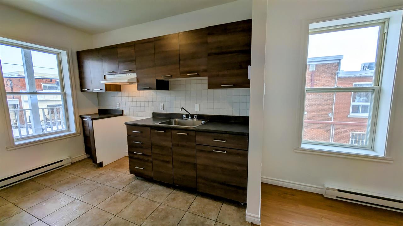 Immeuble - 548-558 King Est Appartement 3 ½ + Rue King Est - Fraîchement Rénové