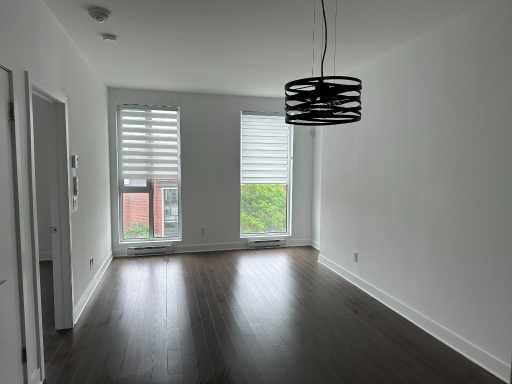 Condo Rouge 3 1/2. ( 1 stationnement inclus)