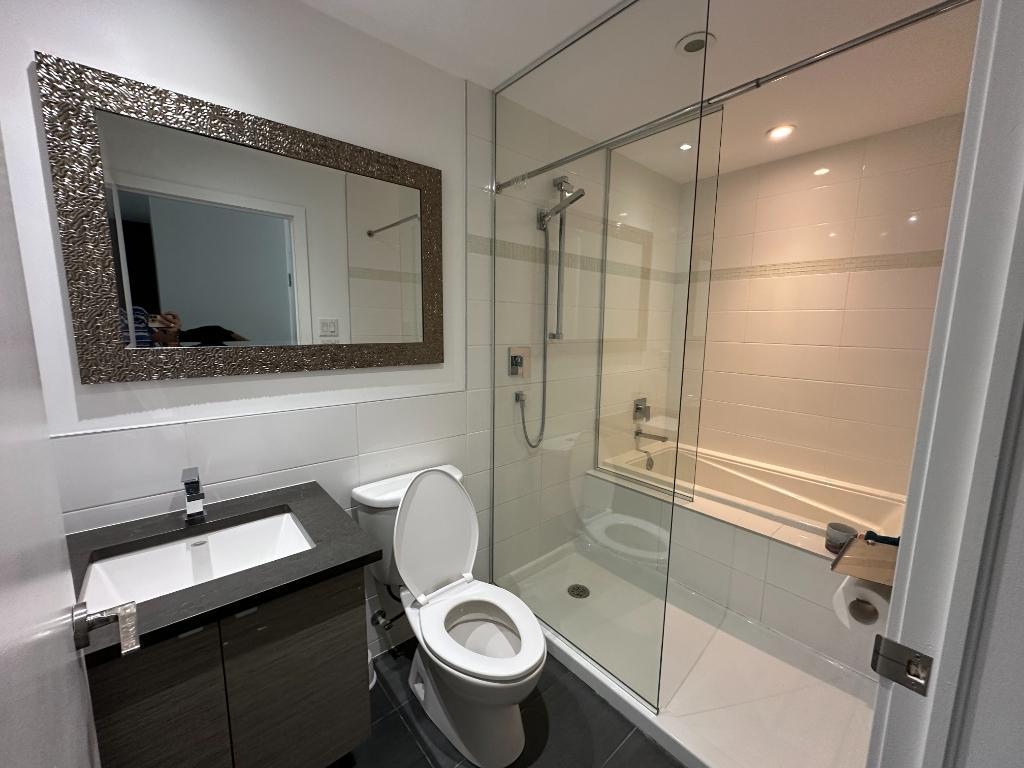 Condo Rouge 3 1/2. ( 1 stationnement inclus)