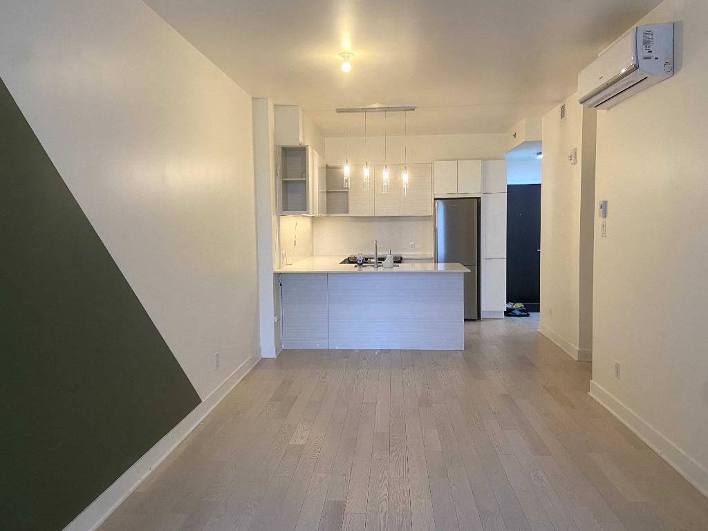 Logement 1 Chambre 1 Salle de Bain - Rue St Catherine (Downtown Montreal)