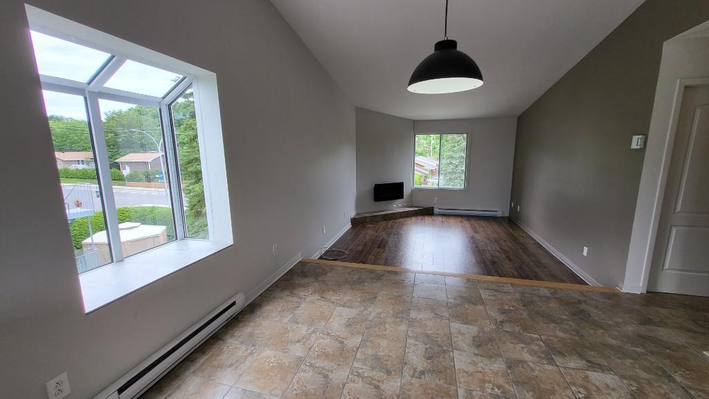 LOGEMENT 4 1/2 STE-THÉRÈSE - TRÈS BIEN SITUÉ - À 8 MIN. DE LA GARE