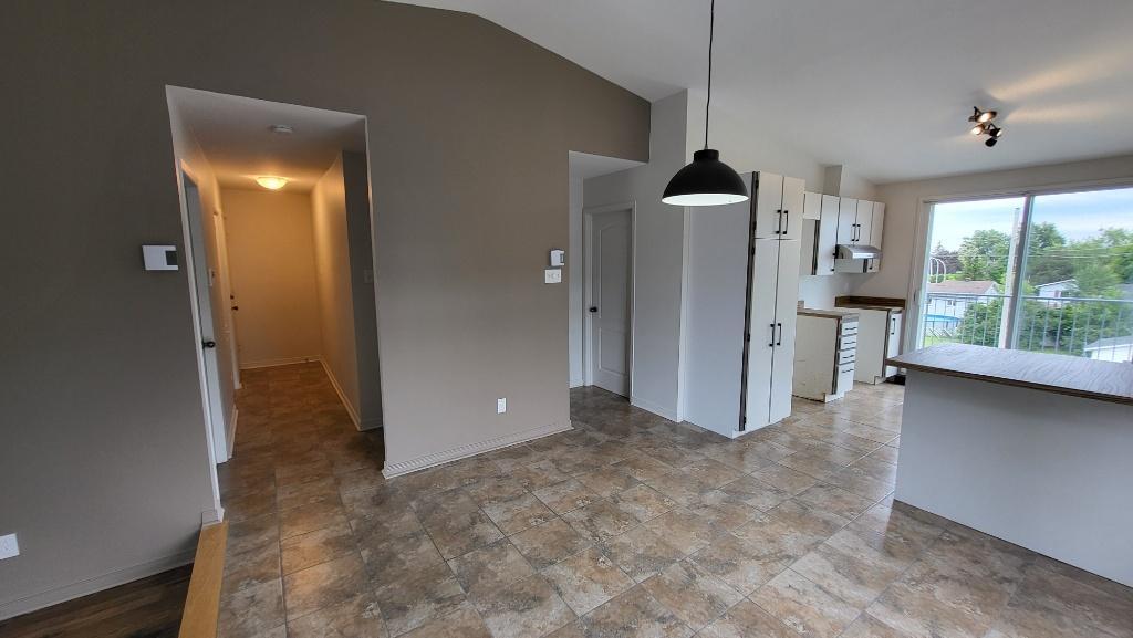 LOGEMENT 4 1/2 STE-THÉRÈSE - TRÈS BIEN SITUÉ - À 8 MIN. DE LA GARE