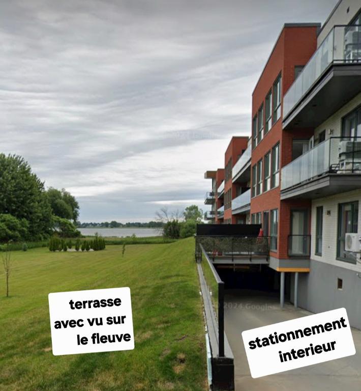 Magnifique 41/2 avec 2 salles de bain complète et cour privée