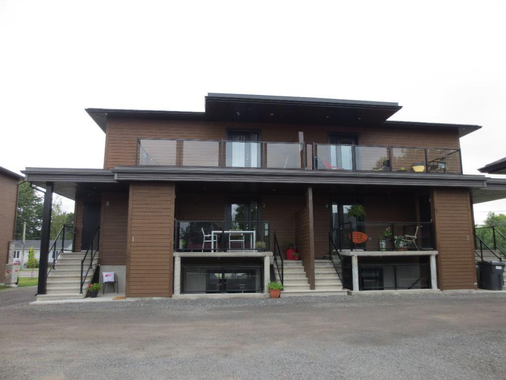 4 1/2 luxueux avec garage à louer