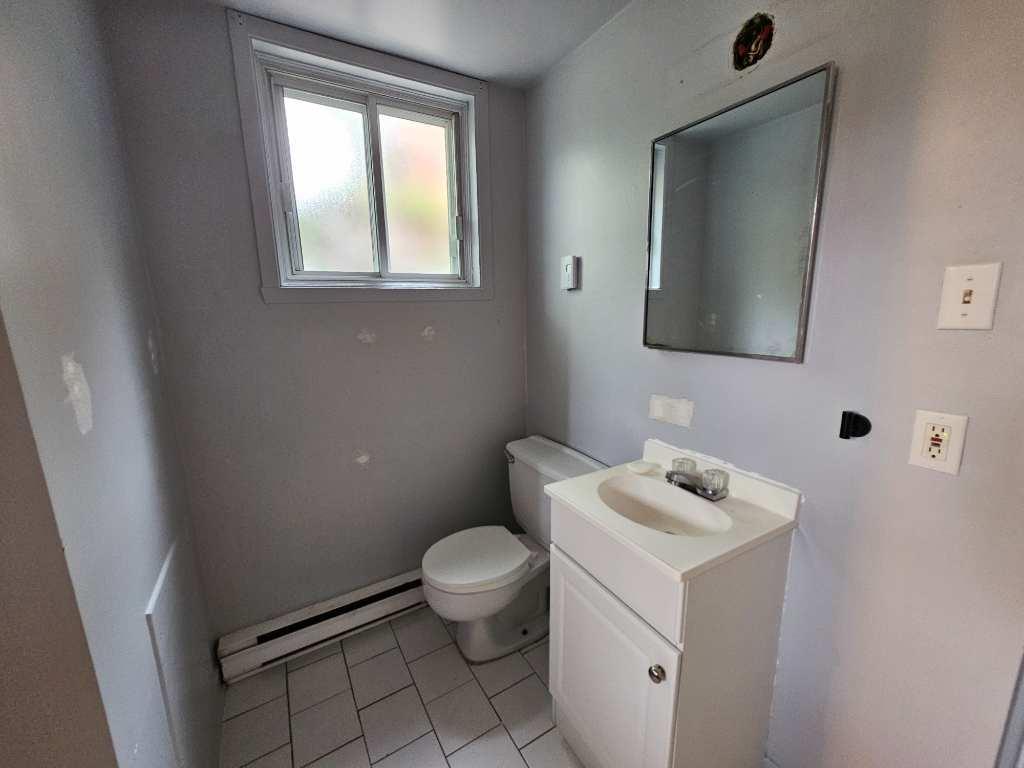 Beau 4 1/2 demi sous sol à Laval (bord de l'eau)