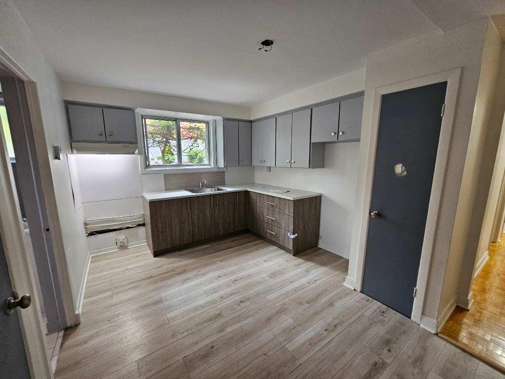 Beau 4 1/2 demi sous sol à Laval (bord de l'eau)